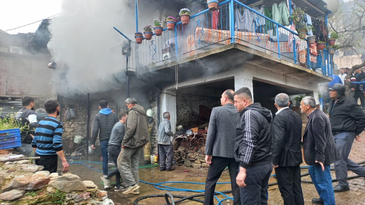 Beydağ'da ev yangınında bir kişi dumandan etkilendi
