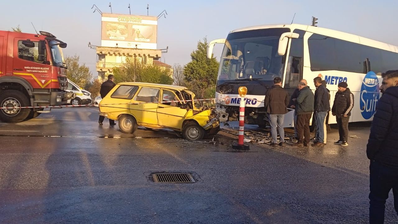 Manisa'da otobüsle çarpışan otomobilin sürücüsü öldü
