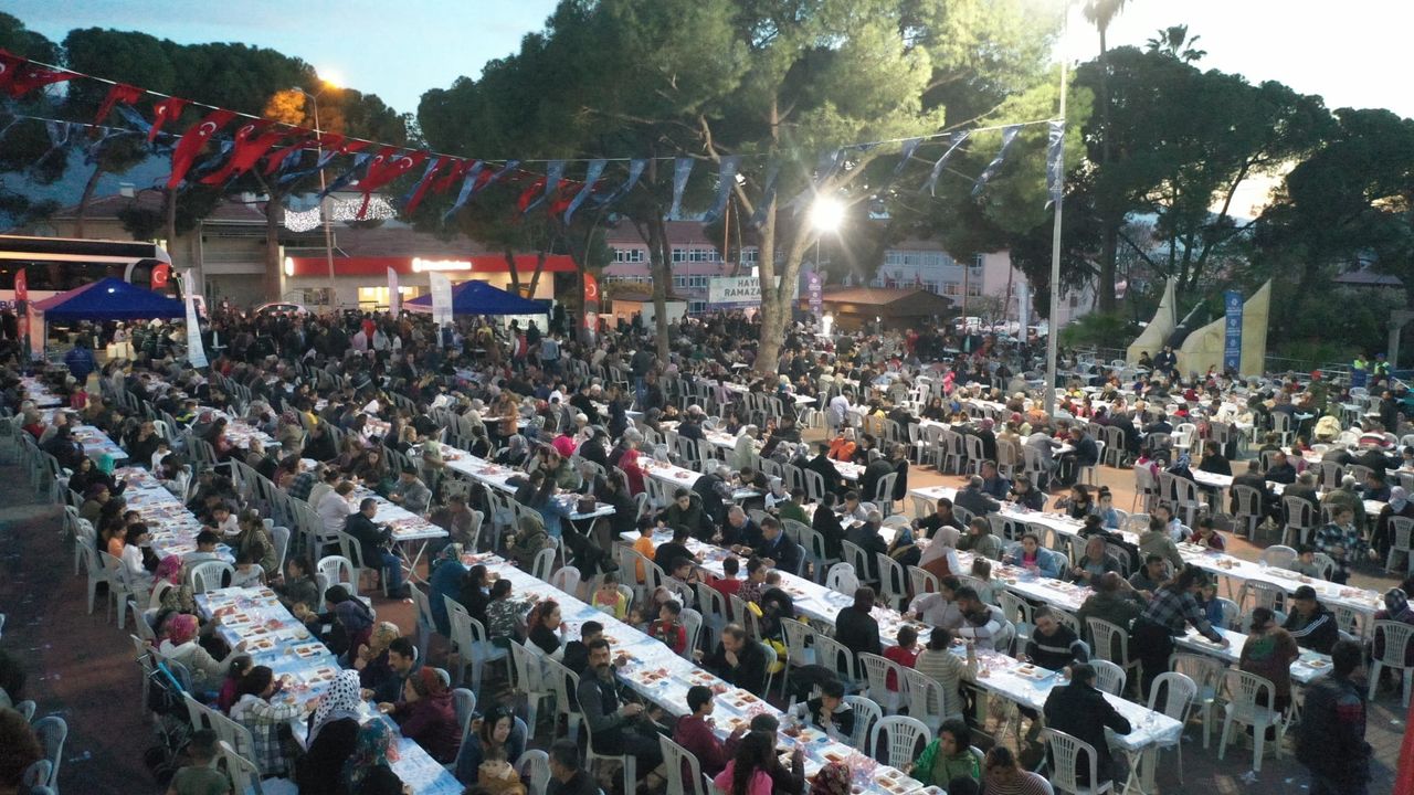 Büyükşehir geleneksel iftar sofralarıyla vatandaşları buluşturmaya devam ediyor