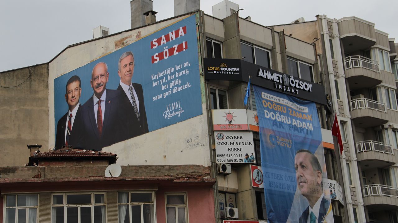 AK Parti'yle CHP arasında 'pankart' krizi