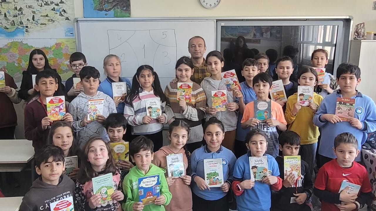 Aydınlı miniklerden depremzede çocuklara kitap desteği