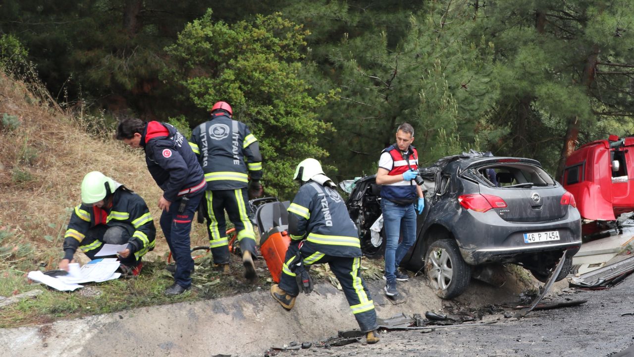 Tırla otomobilin çarpıştığı kazada aynı aileden 4 kişi öldü