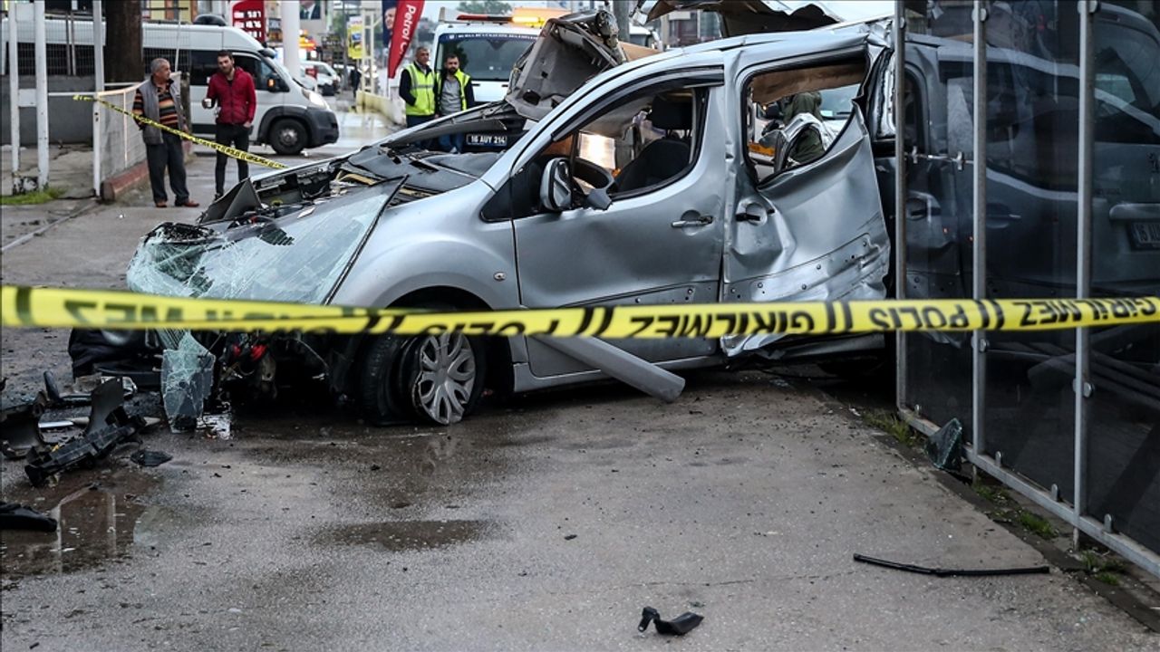 Trafik kazasında 2 kişi öldü, 1 kişi yaralandı