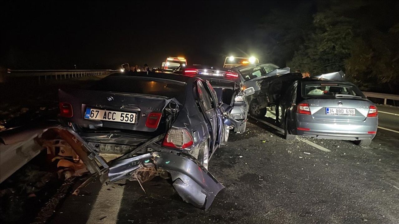 Anadolu Otoyolu'nda 11 aracın karıştığı zincirleme kazada 6 kişi yaralandı