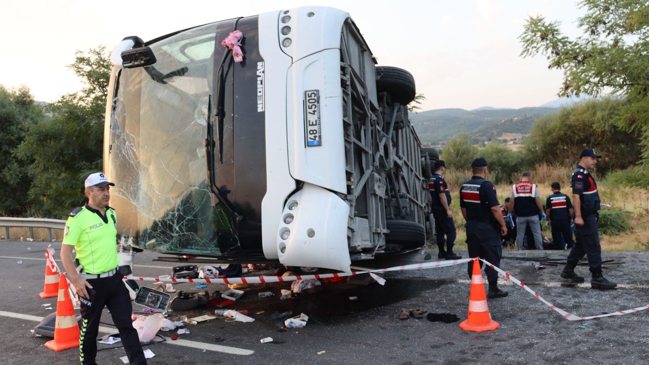 Kamyonla otobüs çarpıştı: 6 ölü, 42 yaralı