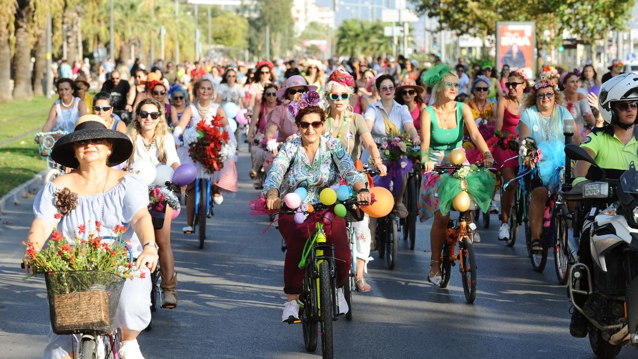 İzmir'de "Süslü Kadınlar Bisiklet Turu" gerçekleştirildi