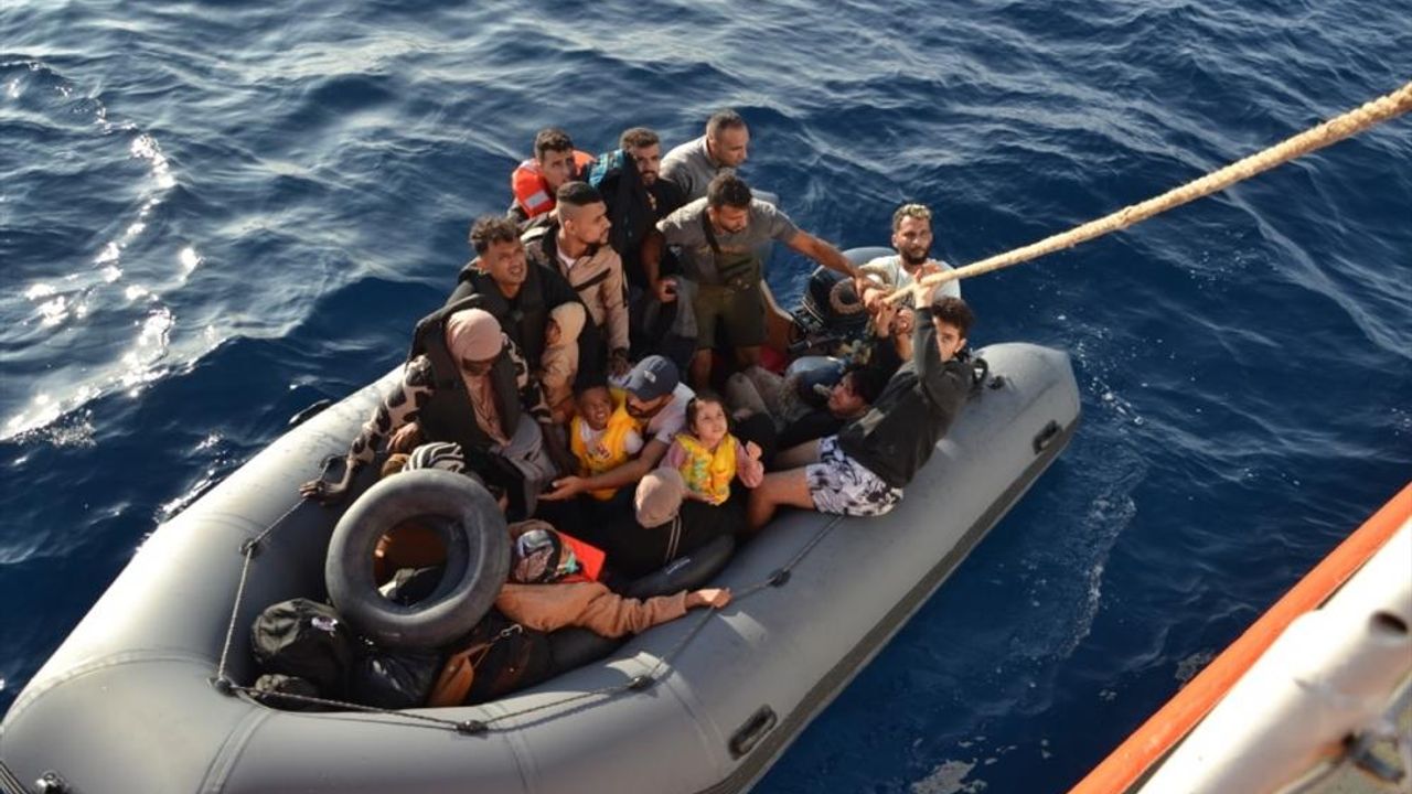 İzmir açıklarında 35 düzensiz göçmen kurtarıldı, 69 düzensiz göçmen yakalandı