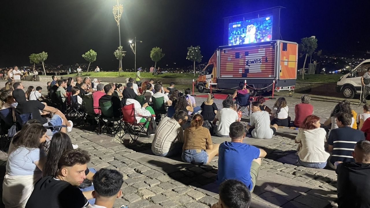 İzmir'de vatandaşlar Türkiye-Sırbistan final maçını meydana kurulan ekranda izliyor
