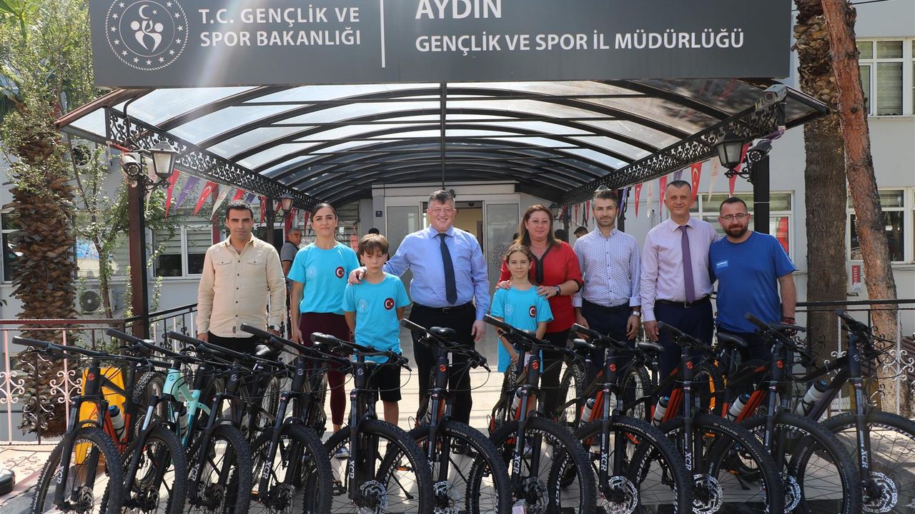 GSB, genç bisikletçilere yeni ekipmanlarla destek oluyor