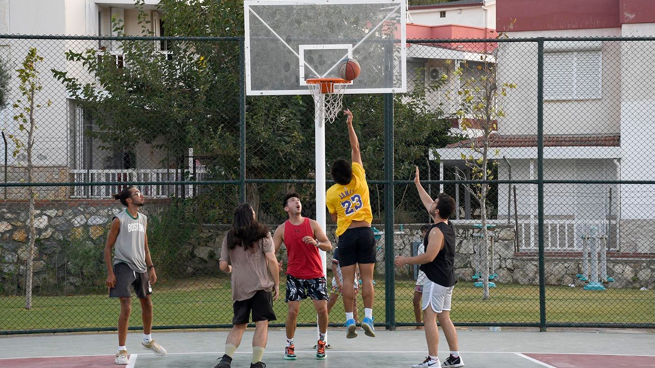 Kuşadası’nda sokak basketbolunun kalbi bu parkta atıyor