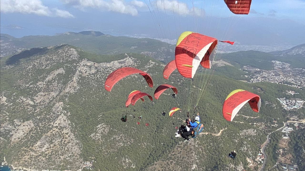 Öğrenciler Türk bayraklarıyla yamaç paraşütü atlayışı yaptı