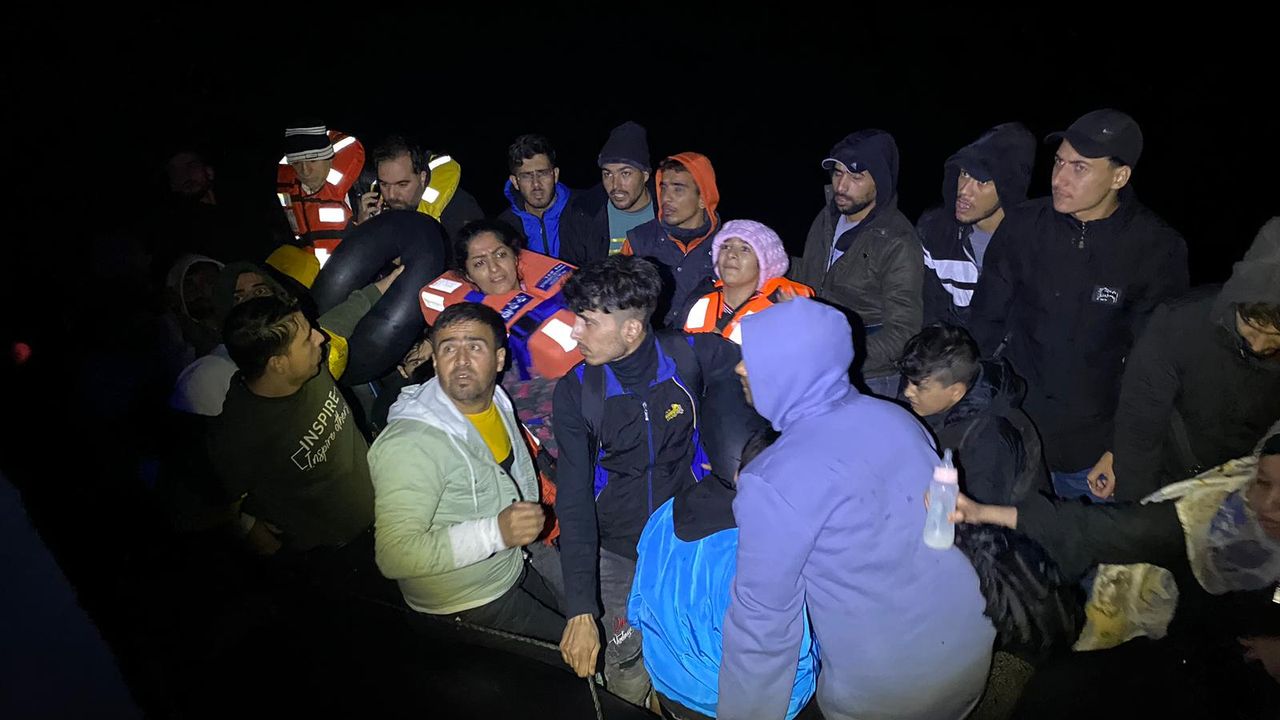 İzmir'de Yunanistan unsurlarınca geri itilen 90 düzensiz göçmen kurtarıldı
