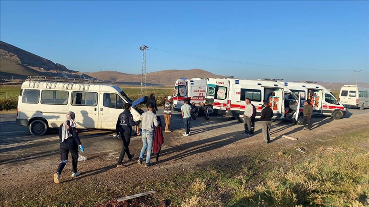 Tarım işçilerini taşıyan minibüs ile yakıt tankeri çarpıştı, 15 kişi yaralandı