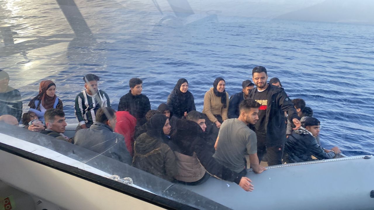 57 düzensiz göçmen kurtarıldı, 45 göçmen yakalandı