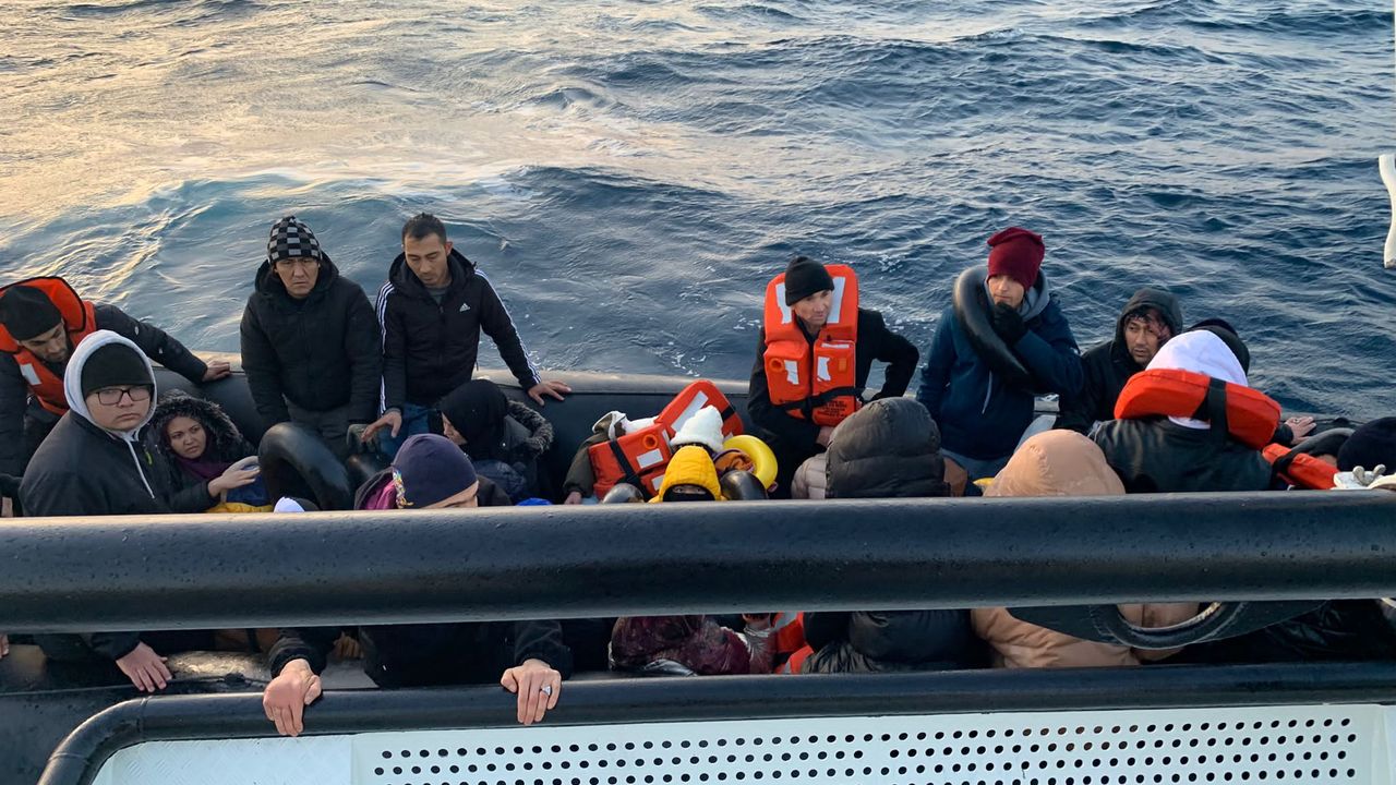 İzmir açıklarında 43 düzensiz göçmen yakalandı