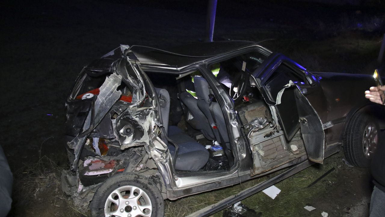 Uşak'ta işçi servisi ile otomobilin çarpıştığı kazada 7 kişi yaralandı