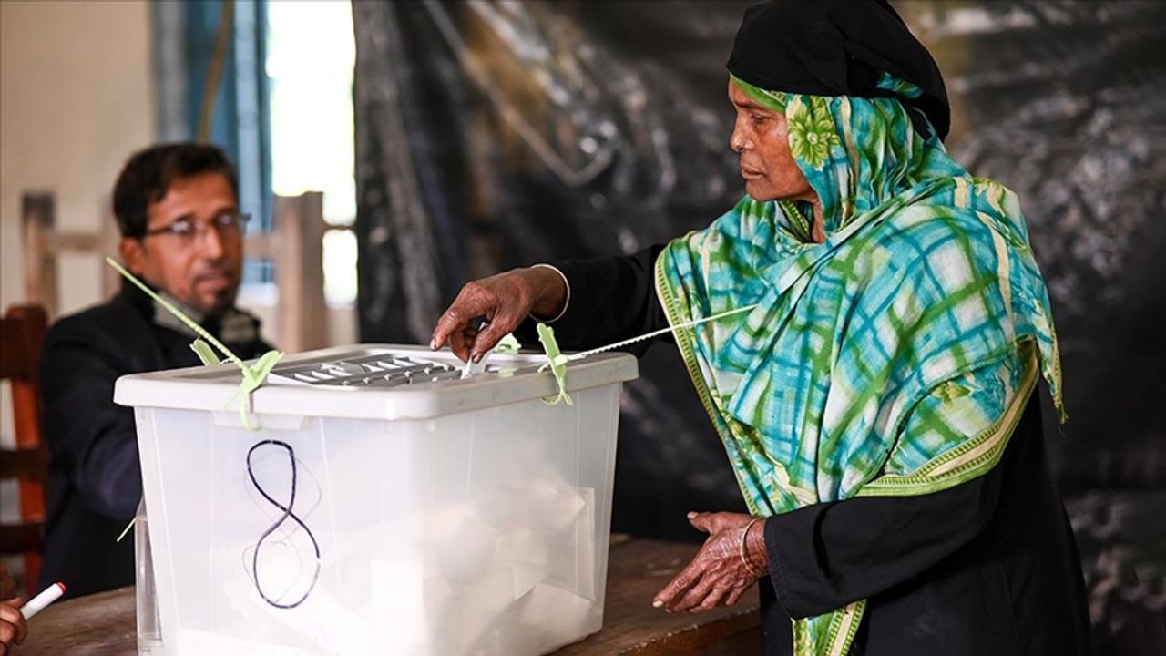 Bangladeş'te halk, genel seçim için sandık başına gitti