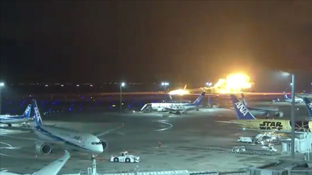 Tokyo'da pistte yanan uçakta bulunan 379 yolcu ve mürettebat tahliye edildi
