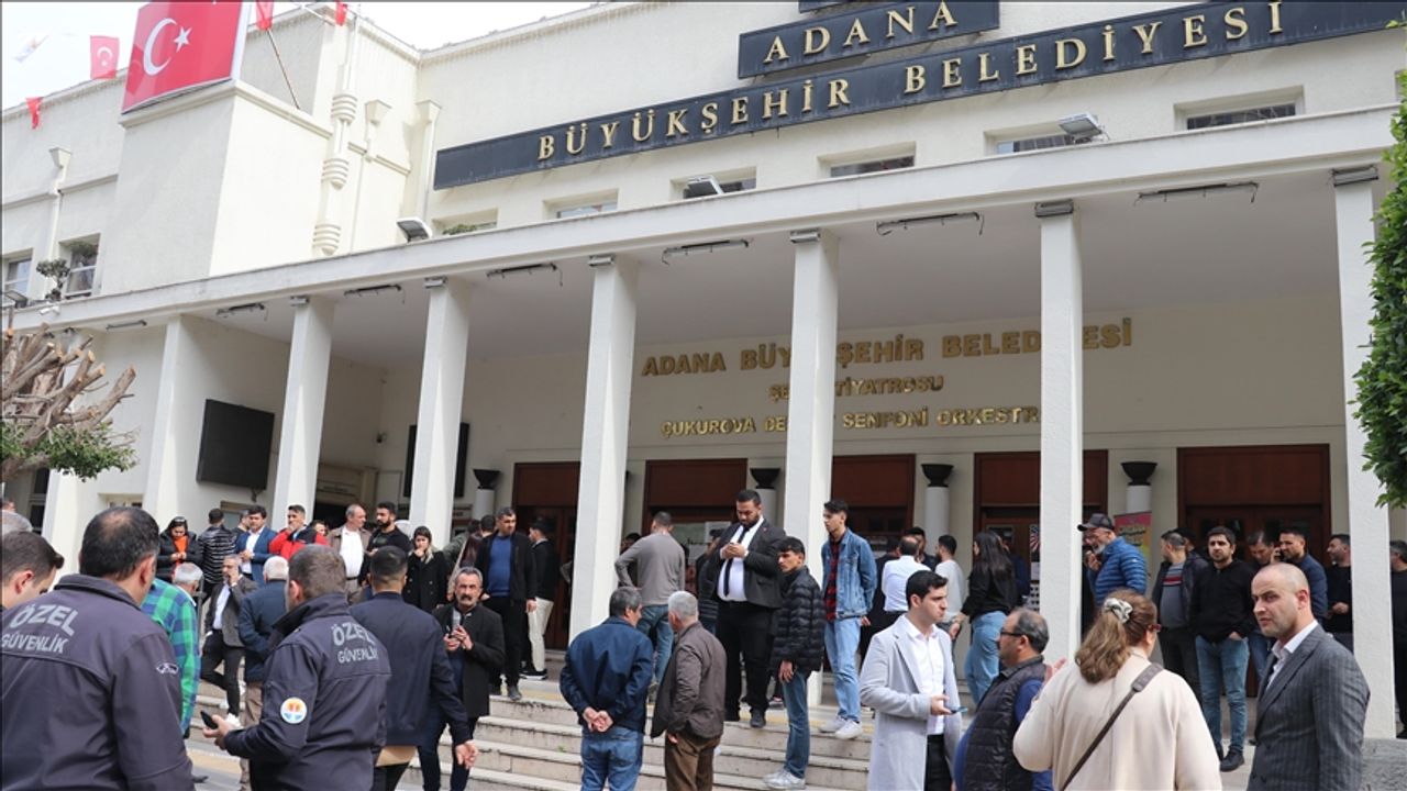 Adana Büyükşehir Belediyesi Özel Kalem Müdürlüğü personeli silahlı saldırıda yaralandı