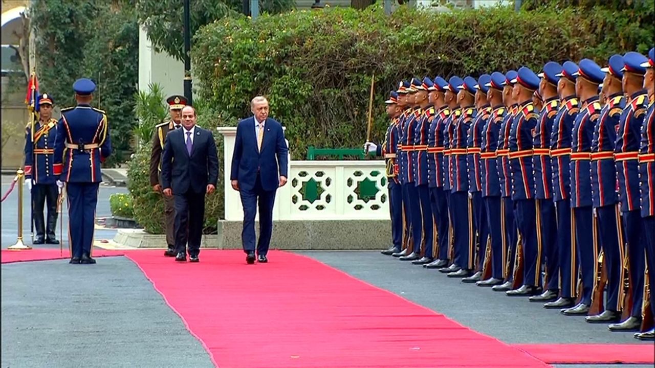 Cumhurbaşkanı Erdoğan Mısır'da resmi törenle karşılandı - Yeni Kıroba