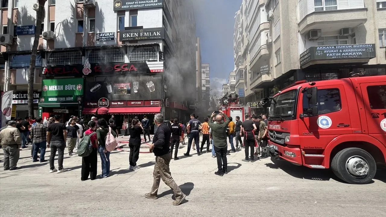 İş hanındaki restoranda çıkan yangın korkuttu