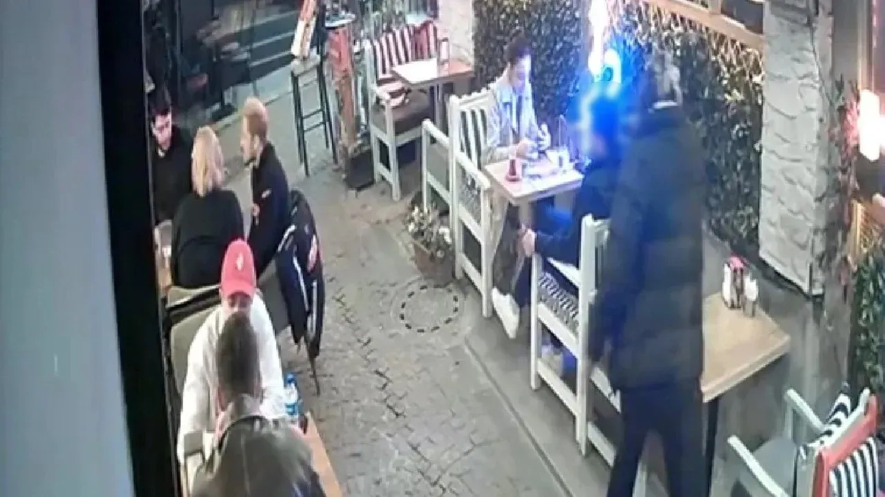 Eşiyle kafede otururken silahla vurulan kişi hayatını kaybetti
