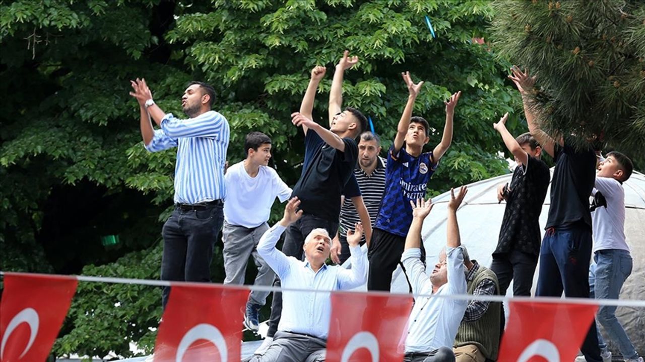 Manisa'da 8 ton mesir macunu halka saçıldı