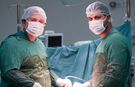 Beyin cerrahı baba ile asistan oğlu, hastalara birlikte hizmet veriyor
