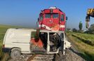 Hemzemin geçitte korku dolu anlar: Yolcu treni kamyonete çarptı