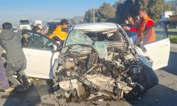 Aydın'da otomobille kamyonun çarpıştığı kazada 3 kişi yaralandı
