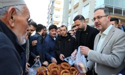 Bakan Kasapoğlu İzmir'de vatandaşlarla bayramlaştı