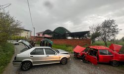 Efeler’de iki otomobil kafa kafaya çarpıştı: 2 yaralı