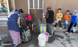 Su kesintisi yaşanan mahalleye tankerle su dağıtıldı