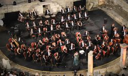 Cumhurbaşkanlığı Senfoni Orkestrası 2 bin 200 yıllık antik tiyatroda konser verdi