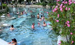 Pamukkale'deki antik termal havuz boş kalmıyor