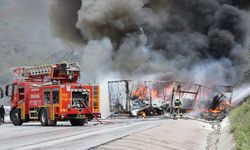 Erzincan'da iki tırın çarpışması sonucu çıkan yangına müdahale ediliyor