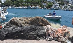 Dalgıçlar deniz dibinde ağ temizliği yaptı