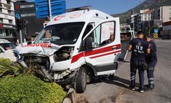 Ambulansla otomobilin çarpışması sonucu 4 kişi yaralandı