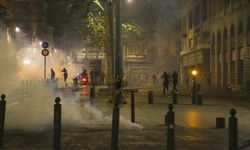 Fransa'nın Lyon kentinde polis aşırı sağcı grubu biber gazıyla dağıttı