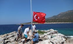 Bodrum'da ada ve koylara Türk bayrağı dikiliyor