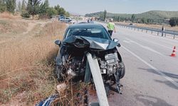 Bariyere saplanan otomobildeki 2 kişi yaralandı