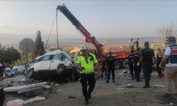 Seyir halindeki kamyon trafik ışığındaki 3 araca çarptı: 5 ölü, 17 yaralı