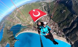 Fethiye'de sağlıkçılar yamaç paraşütü atlayışında Türk bayrağı açtı