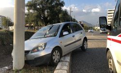 Nazilli'de elektrik direğine çarpan otomobilin sürücüsü yaralandı