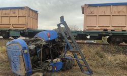 Trenin çarptığı traktördeki kişi öldü