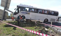 Denizli'de turistleri taşıyan otobüsle otomobilin çarpışması sonucu 30 kişi yaralandı