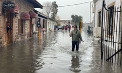 İzmir'de şiddetli sağanak ve fırtına hayatı olumsuz etkiliyor