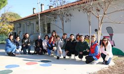 Aydın'da gönüllü gençler okul duvarlarını renklendirdi