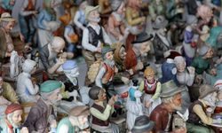 1500 parçalık mini biblo koleksiyonu için ülke ülke gezdi