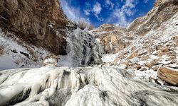 Kars'ta Susuz Şelalesi kısmen dondu